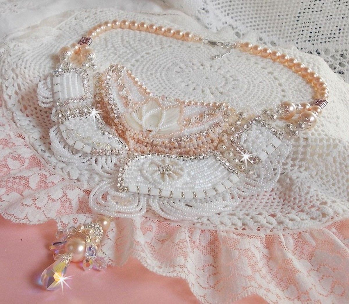 Plastron Bouquet d'un Jour Haute Couture brod&eacute; avec des fleurs en Nacre &agrave; laquelle s'ajoute cristaux, perles rondes, cabochon rond, perles nacr&eacute;es avec fermoir et cha&icirc;nette Argent 925