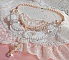 Plastron Bouquet d'un Jour Haute Couture brod&eacute; avec des fleurs en Nacre &agrave; laquelle s'ajoute cristaux, perles rondes, cabochon rond, perles nacr&eacute;es avec fermoir et cha&icirc;nette Argent 925