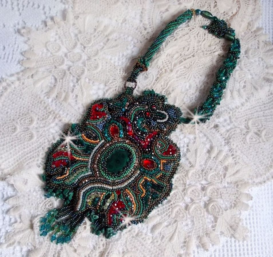 Plastron Dragon brod&eacute; avec un cabochon et des chips en Malachite Naturel, un beau d&eacute;grad&eacute; d'un vert &eacute;meraude avec ces rocailles de couleurs
