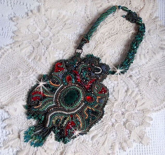 Plastron Dragon brod&eacute; avec un cabochon et des chips en Malachite Naturel, un beau d&eacute;grad&eacute; d'un vert &eacute;meraude avec ces rocailles de couleurs