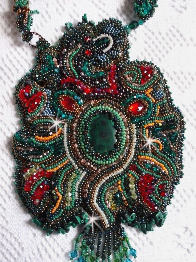 Plastron Dragon brod&eacute; avec un cabochon et des chips en Malachite Naturel, un beau d&eacute;grad&eacute; d'un vert &eacute;meraude avec ces rocailles de couleurs