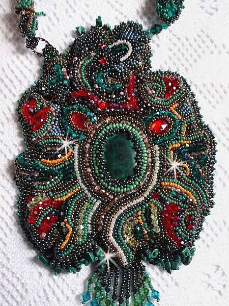 Plastron Dragon brod&eacute; avec un cabochon et des chips en Malachite Naturel, un beau d&eacute;grad&eacute; d'un vert &eacute;meraude avec ces rocailles de couleurs