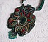 Plastron Dragon brod&eacute; avec un cabochon et des chips en Malachite Naturel, un beau d&eacute;grad&eacute; d'un vert &eacute;meraude avec ces rocailles de couleurs