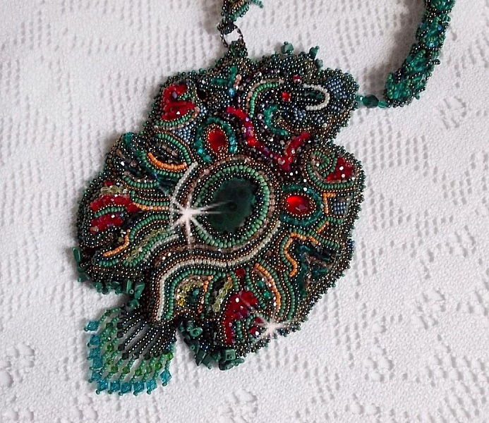 Plastron Dragon brod&eacute; avec un cabochon et des chips en Malachite Naturel, un beau d&eacute;grad&eacute; d'un vert &eacute;meraude avec ces rocailles de couleurs
