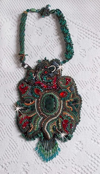 Plastron Dragon brod&eacute; avec un cabochon et des chips en Malachite Naturel, un beau d&eacute;grad&eacute; d'un vert &eacute;meraude avec ces rocailles de couleurs