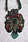 Plastron Dragon brod&eacute; avec un cabochon et des chips en Malachite Naturel, un beau d&eacute;grad&eacute; d'un vert &eacute;meraude avec ces rocailles de couleurs