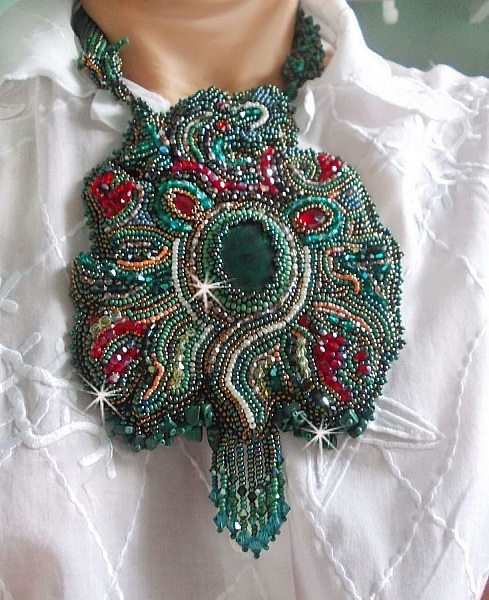 Plastron Dragon brod&eacute; avec un cabochon et des chips en Malachite Naturel, un beau d&eacute;grad&eacute; d'un vert &eacute;meraude avec ces rocailles de couleurs