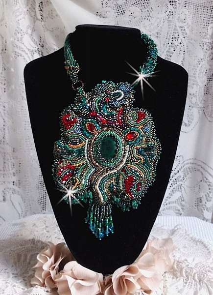 Plastron Dragon brod&eacute; avec un cabochon et des chips en Malachite Naturel, un beau d&eacute;grad&eacute; d'un vert &eacute;meraude avec ces rocailles de couleurs
