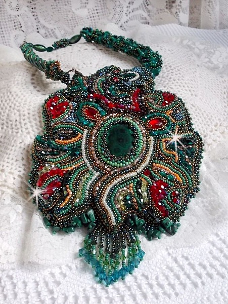 Plastron Dragon brod&eacute; avec un cabochon et des chips en Malachite Naturel, un beau d&eacute;grad&eacute; d'un vert &eacute;meraude avec ces rocailles de couleurs