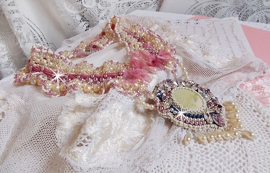 Plastron D&eacute;tente brod&eacute; avec des perles nacr&eacute;es tout en harmonie avec d'autres perles de qualit&eacute;
