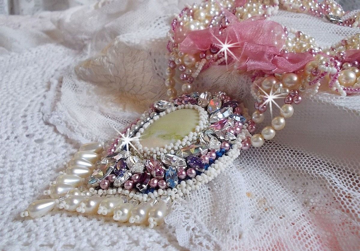 Plastron D&eacute;tente brod&eacute; avec des perles nacr&eacute;es tout en harmonie avec d'autres perles de qualit&eacute;