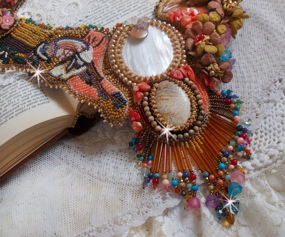 Plastron Envol Exotique brod&eacute; de dentelle, perles de gemme, diverses perles de tr&egrave;s belle qualit&eacute; fa&ccedil;on Haute-Couture