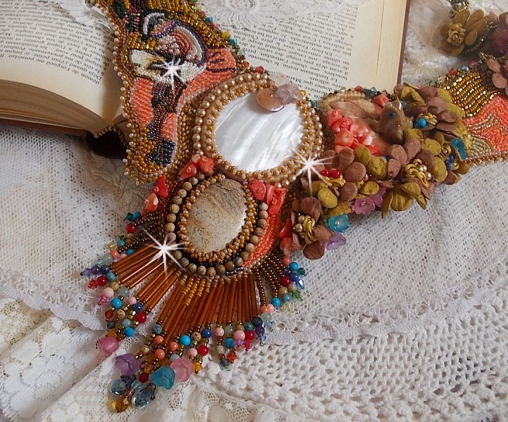Plastron Envol Exotique brod&eacute; de dentelle, perles de gemme, diverses perles de tr&egrave;s belle qualit&eacute; fa&ccedil;on Haute-Couture