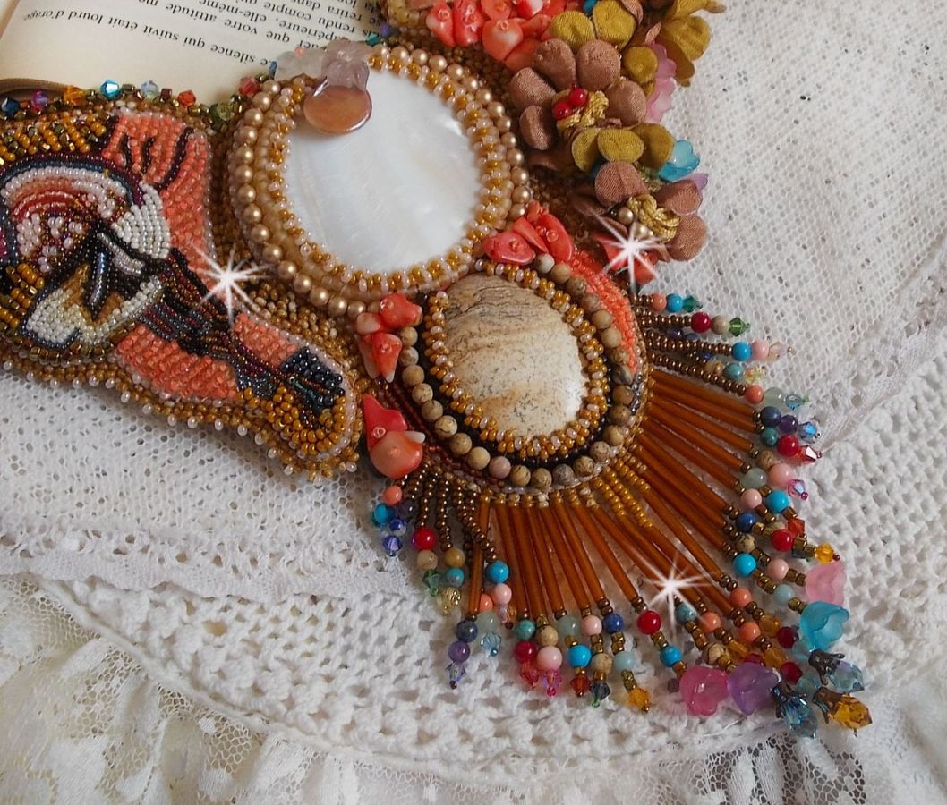Plastron Envol Exotique brod&eacute; de dentelle, perles de gemme, diverses perles de tr&egrave;s belle qualit&eacute; fa&ccedil;on Haute-Couture