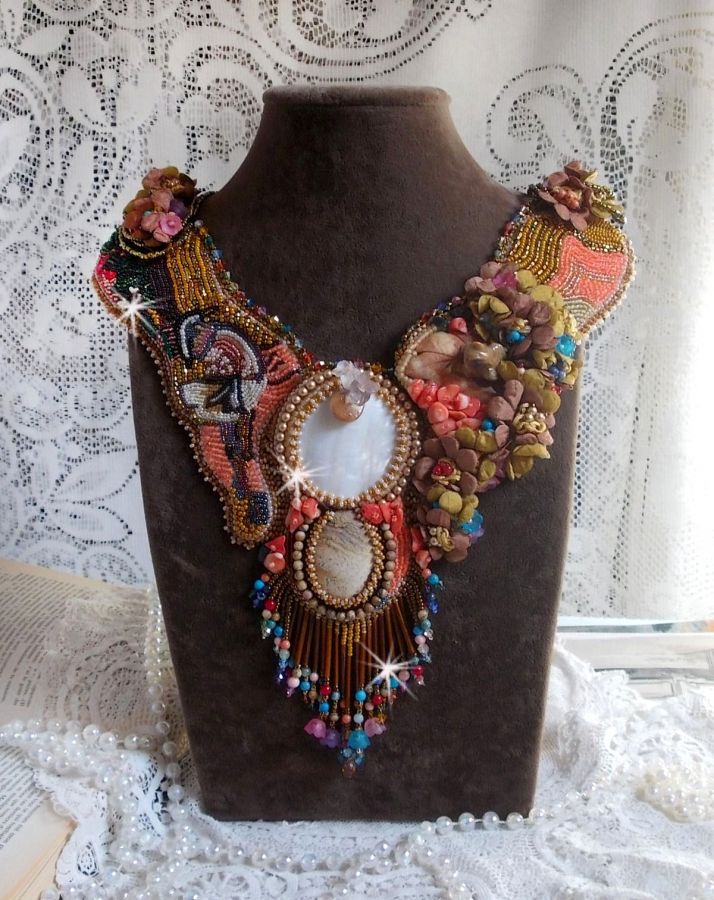 Plastron Envol Exotique brod&eacute; de dentelle, perles de gemme, diverses perles de tr&egrave;s belle qualit&eacute; fa&ccedil;on Haute-Couture