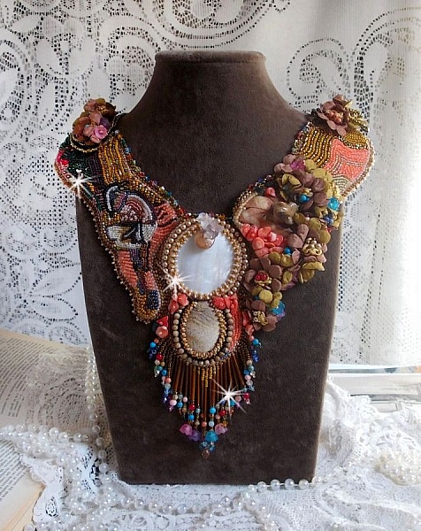 Plastron Envol Exotique brod&eacute; de dentelle, perles de gemme, diverses perles de tr&egrave;s belle qualit&eacute; fa&ccedil;on Haute-Couture