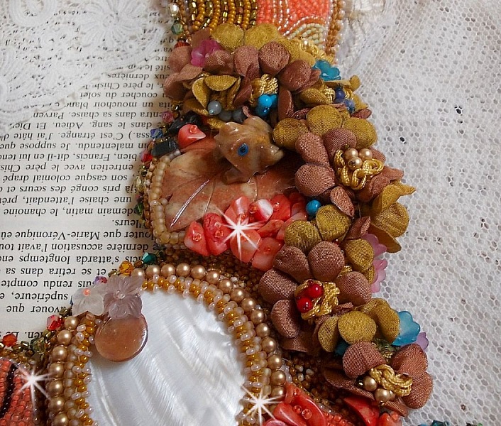 Plastron Envol Exotique brod&eacute; de dentelle, perles de gemme, diverses perles de tr&egrave;s belle qualit&eacute; fa&ccedil;on Haute-Couture