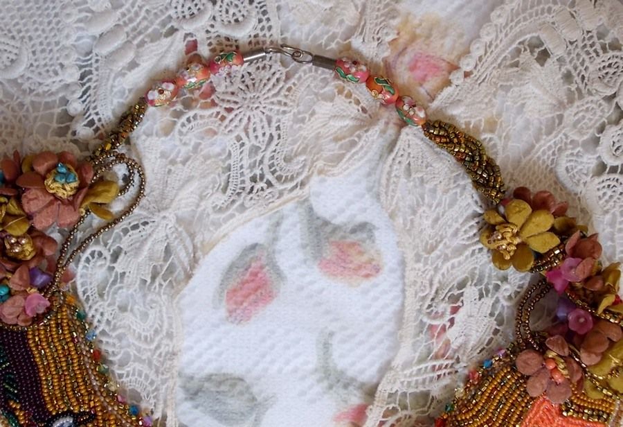 Plastron Envol Exotique brod&eacute; de dentelle, perles de gemme, diverses perles de tr&egrave;s belle qualit&eacute; fa&ccedil;on Haute-Couture