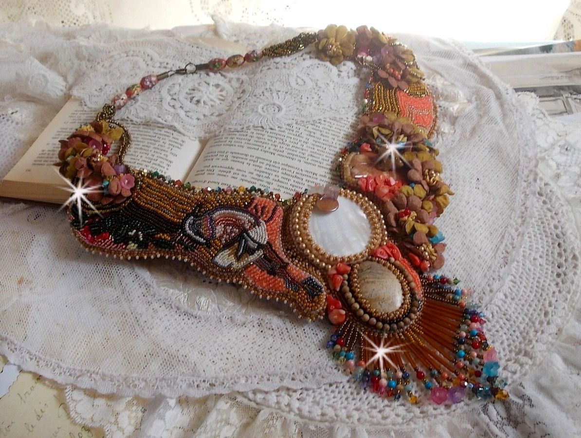 Plastron Envol Exotique brod&eacute; de dentelle, perles de gemme, diverses perles de tr&egrave;s belle qualit&eacute; fa&ccedil;on Haute-Couture