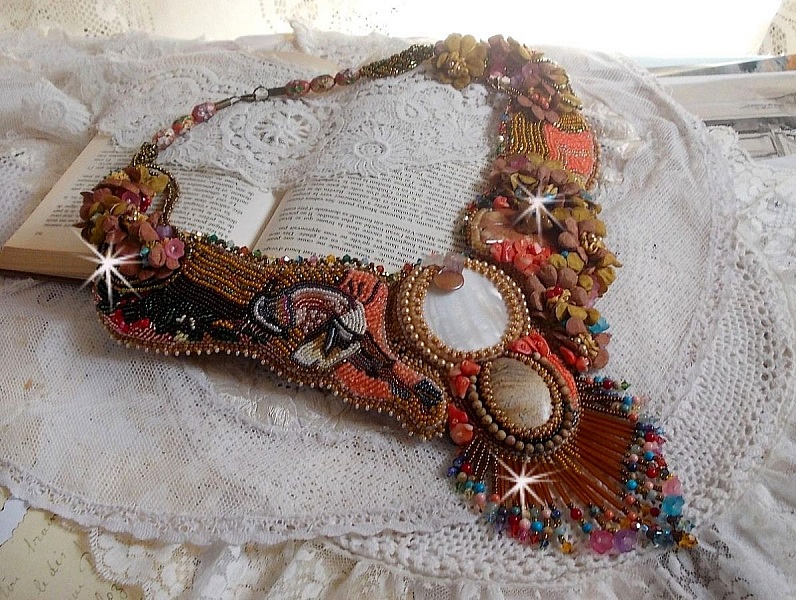 Plastron Envol Exotique brod&eacute; de dentelle, perles de gemme, diverses perles de tr&egrave;s belle qualit&eacute; fa&ccedil;on Haute-Couture