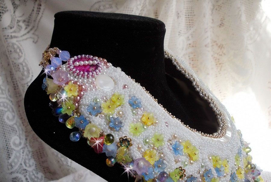 Plastron Envol&eacute;e Fleurie Haute Couture brod&eacute; avec des cabochons Nacre et R&eacute;sine aux couleurs Fuchsia et Ivoire, s&rsquo;ajoute des fleurs lucites, feuilles en verre, chatons et perles en Cristal.