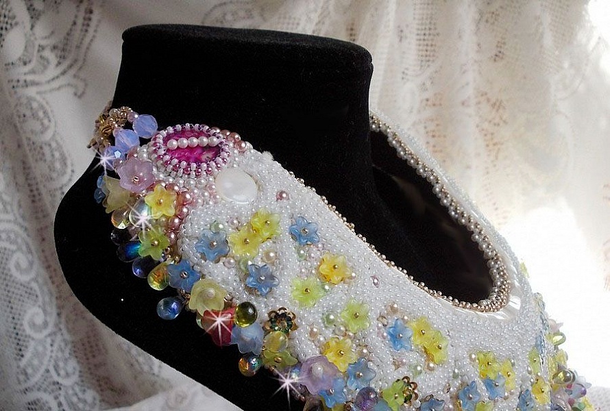 Plastron Envol&eacute;e Fleurie Haute Couture brod&eacute; avec des cabochons Nacre et R&eacute;sine aux couleurs Fuchsia et Ivoire, s&rsquo;ajoute des fleurs lucites, feuilles en verre, chatons et perles en Cristal.