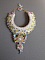 Plastron Envol&eacute;e Fleurie Haute Couture brod&eacute; avec des cabochons Nacre et R&eacute;sine aux couleurs Fuchsia et Ivoire, s&rsquo;ajoute des fleurs lucites, feuilles en verre, chatons et perles en Cristal.