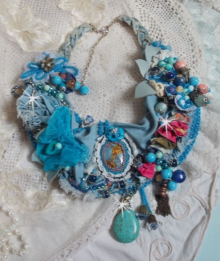 Plastron Far West, une tendance de l'Ouest Am&eacute;ricain brod&eacute; avec pierres de gemme, cristaux, perle de Murano, c&eacute;ramique, perles en m&eacute;tal, perles de boh&egrave;me, rocailles en verre et Argent 925