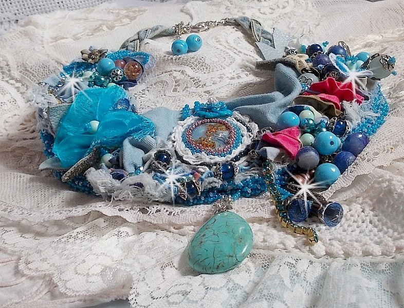 Plastron Far West, une tendance de l'Ouest Am&eacute;ricain brod&eacute; avec pierres de gemme, cristaux, perle de Murano, c&eacute;ramique, perles en m&eacute;tal, perles de boh&egrave;me, rocailles en verre et Argent 925