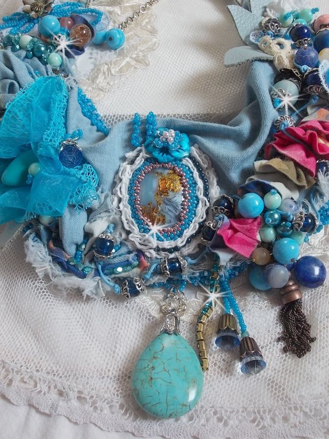Plastron Far West, une tendance de l'Ouest Am&eacute;ricain brod&eacute; avec pierres de gemme, cristaux, perle de Murano, c&eacute;ramique, perles en m&eacute;tal, perles de boh&egrave;me, rocailles en verre et Argent 925