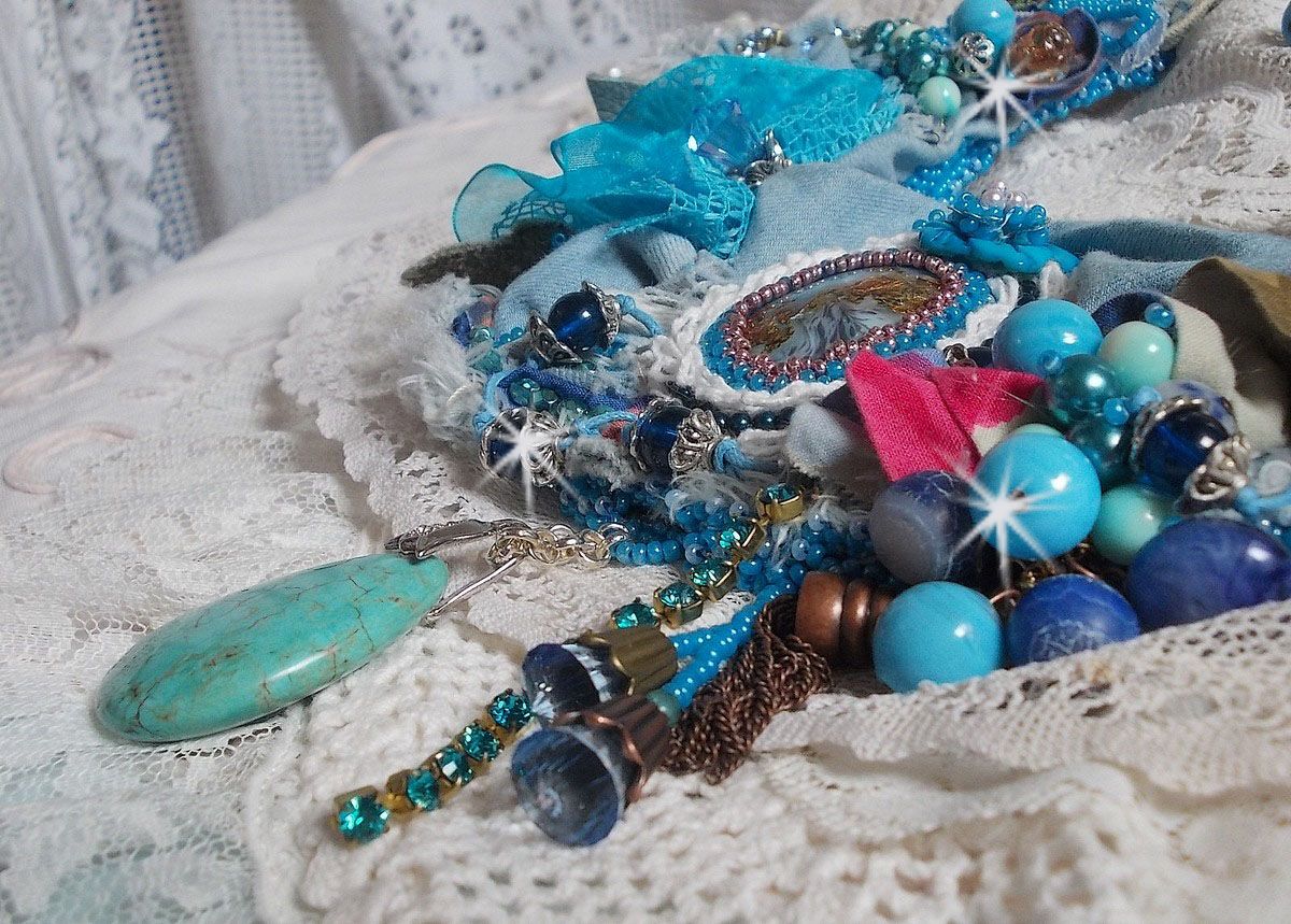 Plastron Far West, une tendance de l'Ouest Am&eacute;ricain brod&eacute; avec pierres de gemme, cristaux, perle de Murano, c&eacute;ramique, perles en m&eacute;tal, perles de boh&egrave;me, rocailles en verre et Argent 925