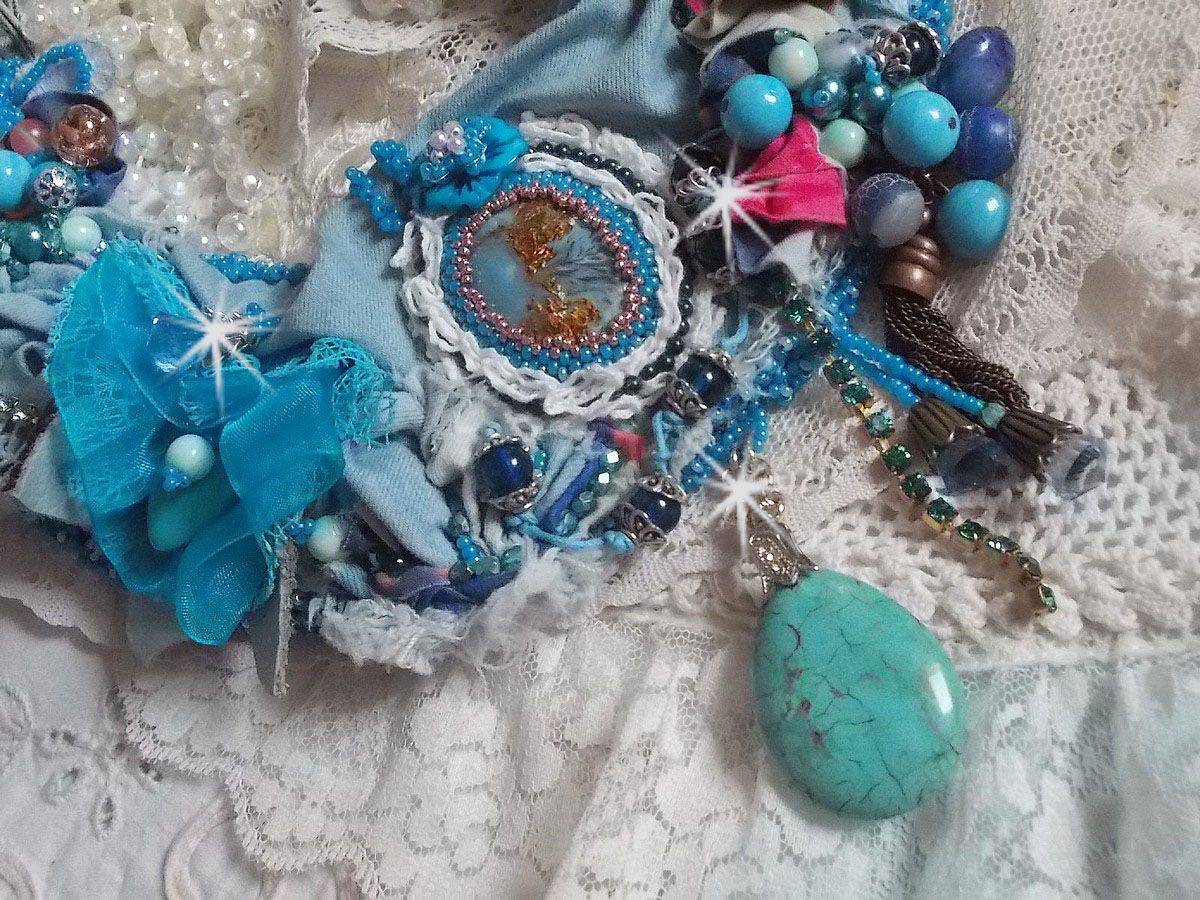 Plastron Far West, une tendance de l'Ouest Am&eacute;ricain brod&eacute; avec pierres de gemme, cristaux, perle de Murano, c&eacute;ramique, perles en m&eacute;tal, perles de boh&egrave;me, rocailles en verre et Argent 925