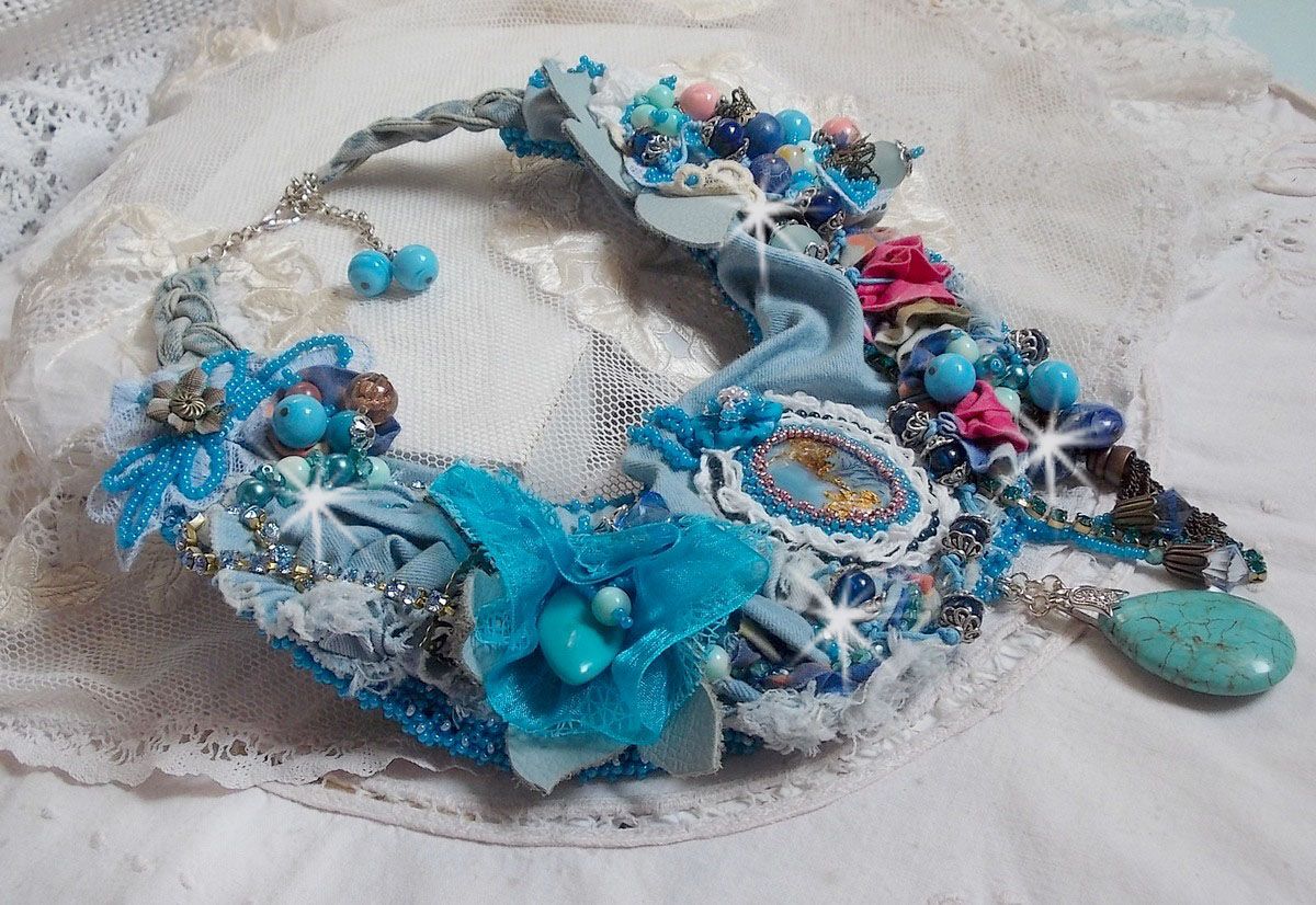 Plastron Far West, une tendance de l'Ouest Am&eacute;ricain brod&eacute; avec pierres de gemme, cristaux, perle de Murano, c&eacute;ramique, perles en m&eacute;tal, perles de boh&egrave;me, rocailles en verre et Argent 925