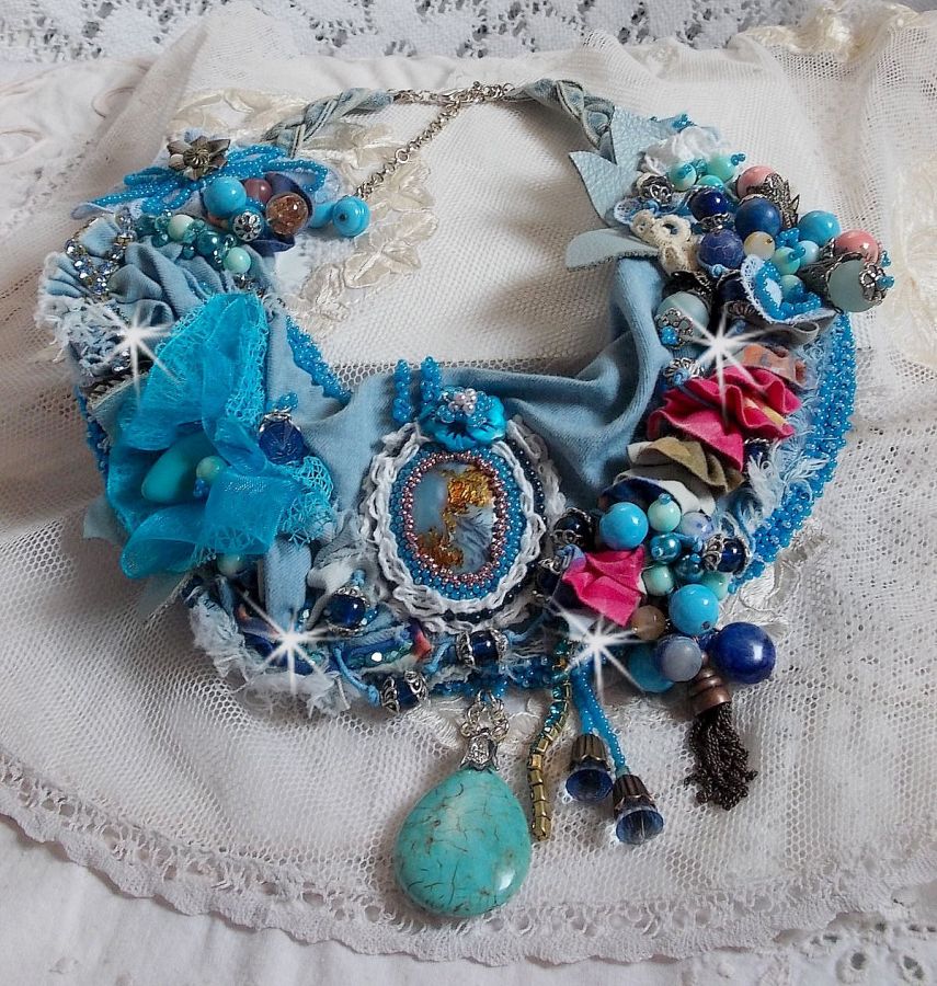 Plastron Far West, une tendance de l'Ouest Am&eacute;ricain brod&eacute; avec pierres de gemme, cristaux, perle de Murano, c&eacute;ramique, perles en m&eacute;tal, perles de boh&egrave;me, rocailles en verre et Argent 925