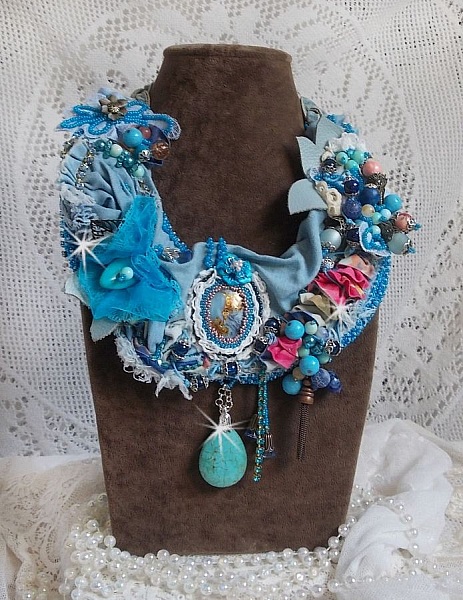 Plastron Far West, une tendance de l'Ouest Am&eacute;ricain brod&eacute; avec pierres de gemme, cristaux, perle de Murano, c&eacute;ramique, perles en m&eacute;tal, perles de boh&egrave;me, rocailles en verre et Argent 925
