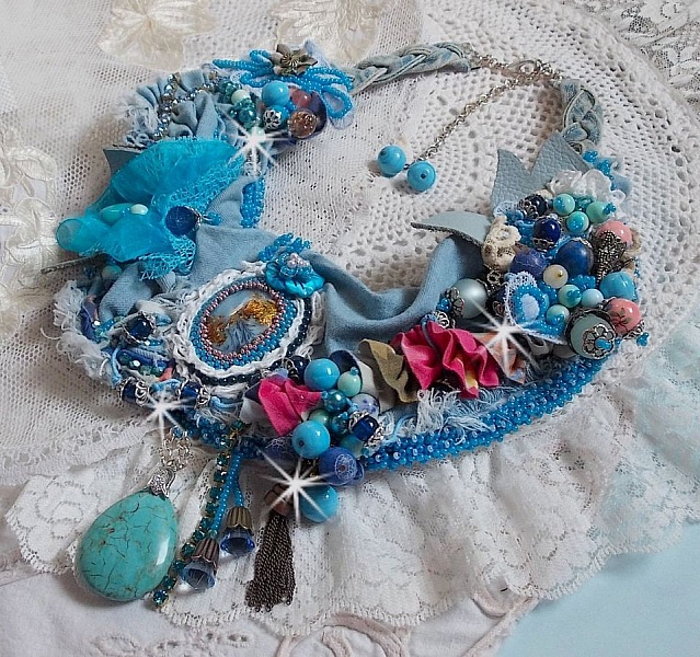 Plastron Far West, une tendance de l'Ouest Am&eacute;ricain brod&eacute; avec pierres de gemme, cristaux, perle de Murano, c&eacute;ramique, perles en m&eacute;tal, perles de boh&egrave;me, rocailles en verre et Argent 925