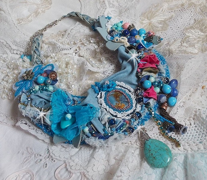 Plastron Far West, une tendance de l'Ouest Am&eacute;ricain brod&eacute; avec pierres de gemme, cristaux, perle de Murano, c&eacute;ramique, perles en m&eacute;tal, perles de boh&egrave;me, rocailles en verre et Argent 925