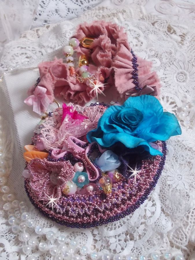 Plastron artisanal romantique en dentelle, perles et cristaux colorés.