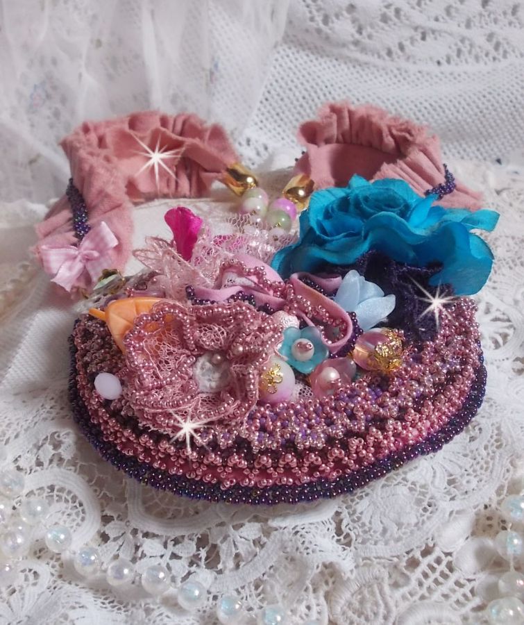 Plastron artisanal romantique en dentelle, perles et cristaux colorés.