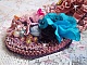 Plastron artisanal en dentelle, perles, cristaux et fleur bleue.