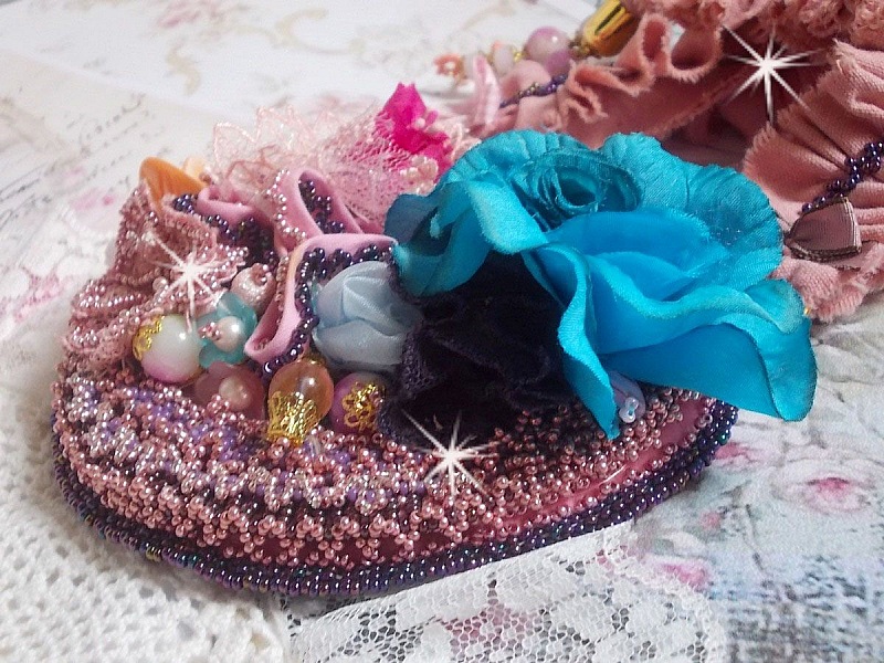 Plastron artisanal en dentelle, perles, cristaux et fleur bleue.