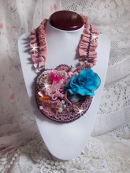 Plastron artisanal romantique en dentelle, perles et cristaux Swarovski.