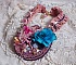 Plastron artisanal en dentelle ancienne, perles, cristaux et fleur bleue.