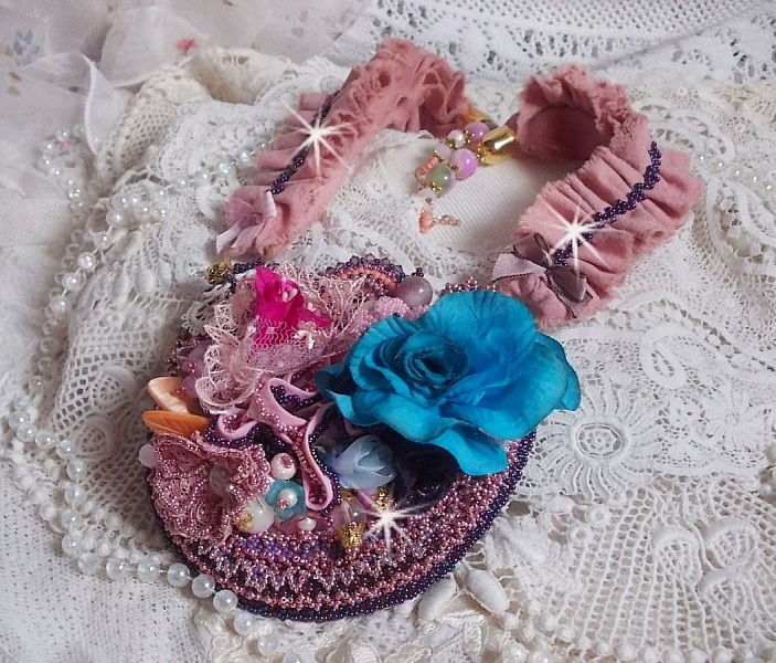Plastron artisanal en dentelle ancienne, perles, cristaux et fleur bleue.