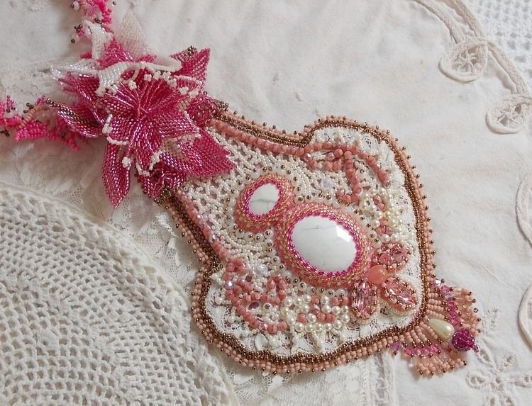 Plastron Lys Rose brod&eacute; avec une pierre de gemme l'Howlite blanc, rocailles, dentelle et perles diverses fa&ccedil;on Haute-Couture