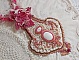 Plastron Lys Rose brod&eacute; avec une pierre de gemme l'Howlite blanc, rocailles, dentelle et perles diverses fa&ccedil;on Haute-Couture