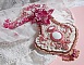 Plastron Lys Rose brod&eacute; avec une pierre de gemme l'Howlite blanc, rocailles, dentelle et perles diverses fa&ccedil;on Haute-Couture