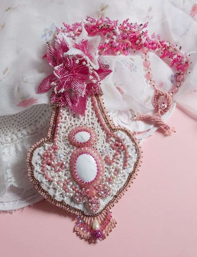 Plastron Lys Rose brod&eacute; avec une pierre de gemme l'Howlite blanc, rocailles, dentelle et perles diverses fa&ccedil;on Haute-Couture