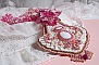 Plastron Lys Rose brod&eacute; avec une pierre de gemme l'Howlite blanc, rocailles, dentelle et perles diverses fa&ccedil;on Haute-Couture