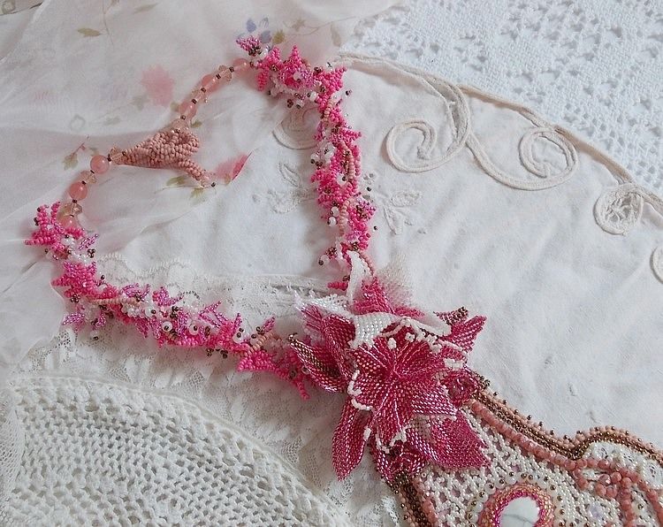 Plastron Lys Rose brod&eacute; avec une pierre de gemme l'Howlite blanc, rocailles, dentelle et perles diverses fa&ccedil;on Haute-Couture